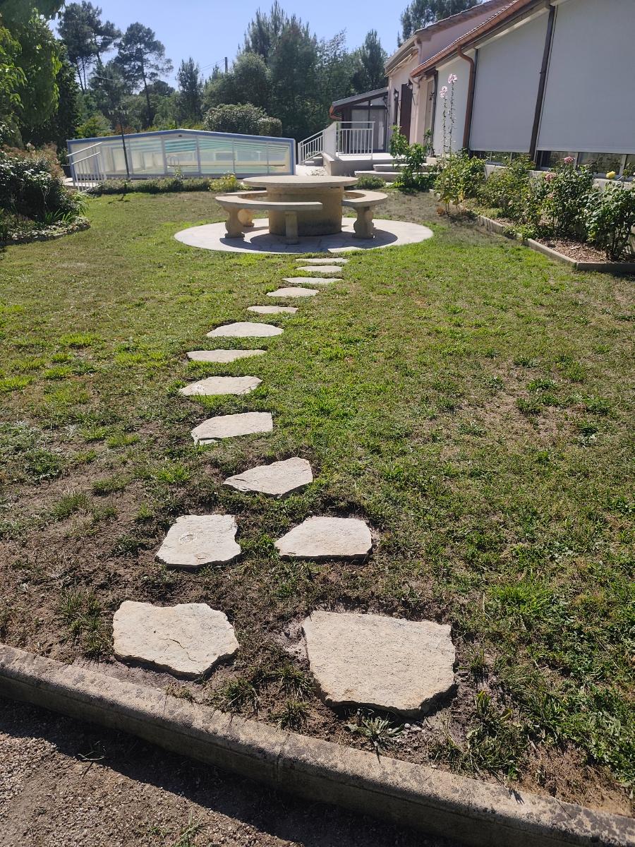 Chantier d'entretien de jardin réalisé par Jardilence, paysagiste du réseau Factotum, près de Fourques-sur-Garonne