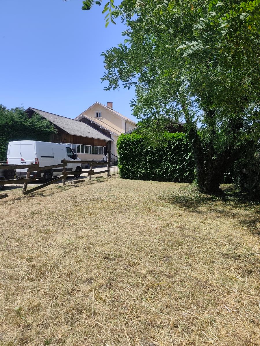 Chantier d'entretien de jardin réalisé par Jardilence, paysagiste du réseau Factotum, près de Fourques-sur-Garonne